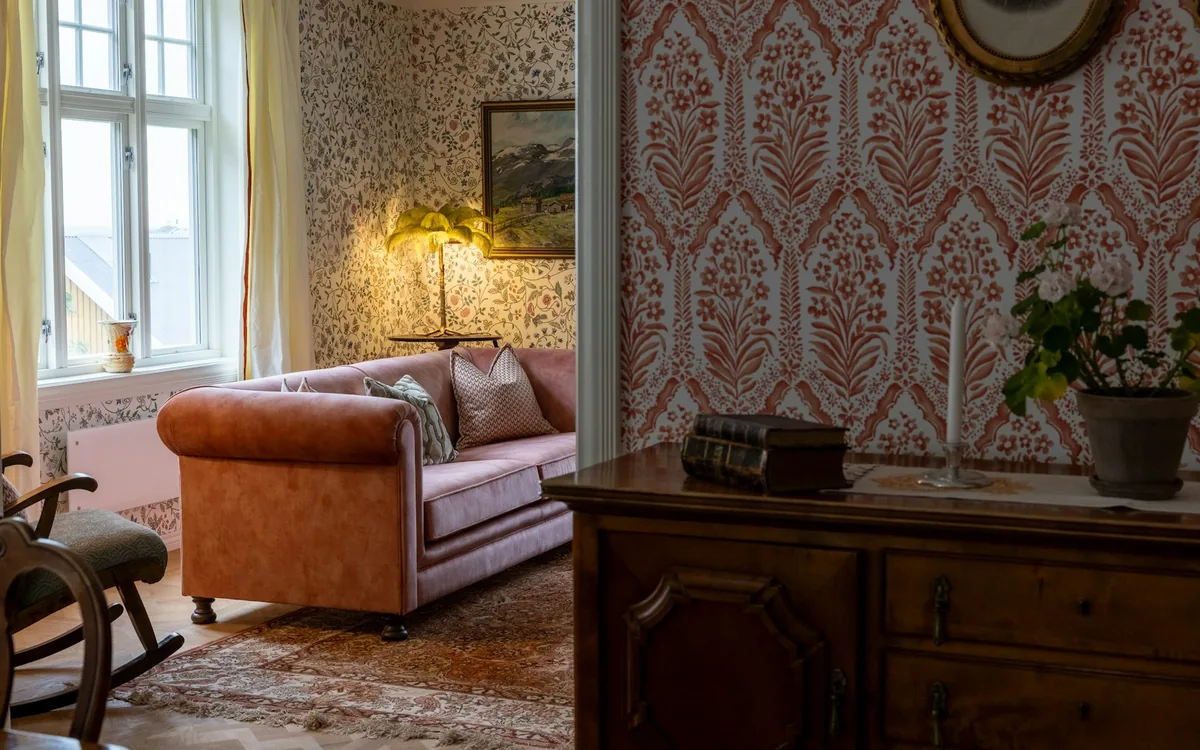 Lounge with patterned wallpaper and a leather sofa