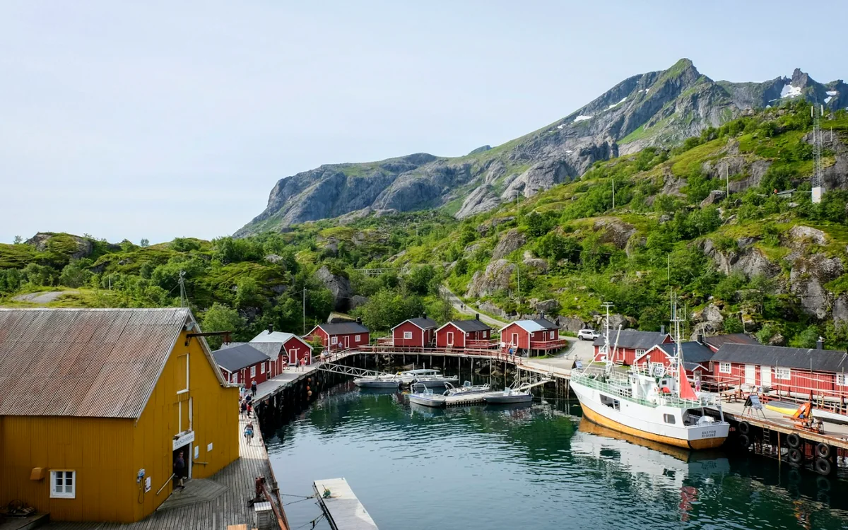 Nusfjord: The harbour, rorbuer and peaks of Nusfjord