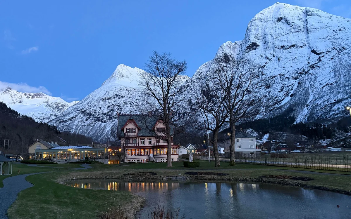 Hotel Union Øye: Hotel Union Øye at blue hour below the snow-covered peaks
