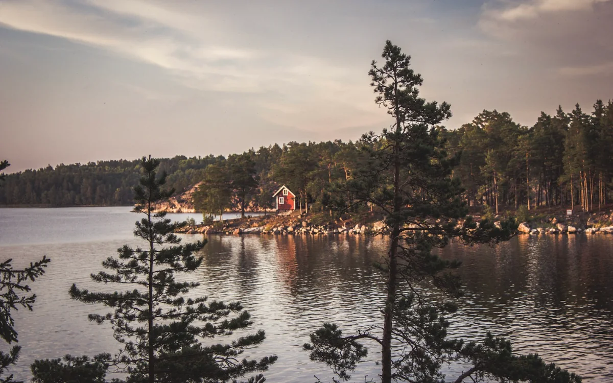 Grinda Wärdshus: Evening light over the water on Grinda